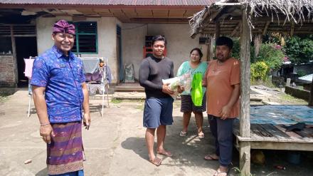 Perbekel Desa Gobleg serahkan Paket Sembako dari Munduk Moding Plantation
